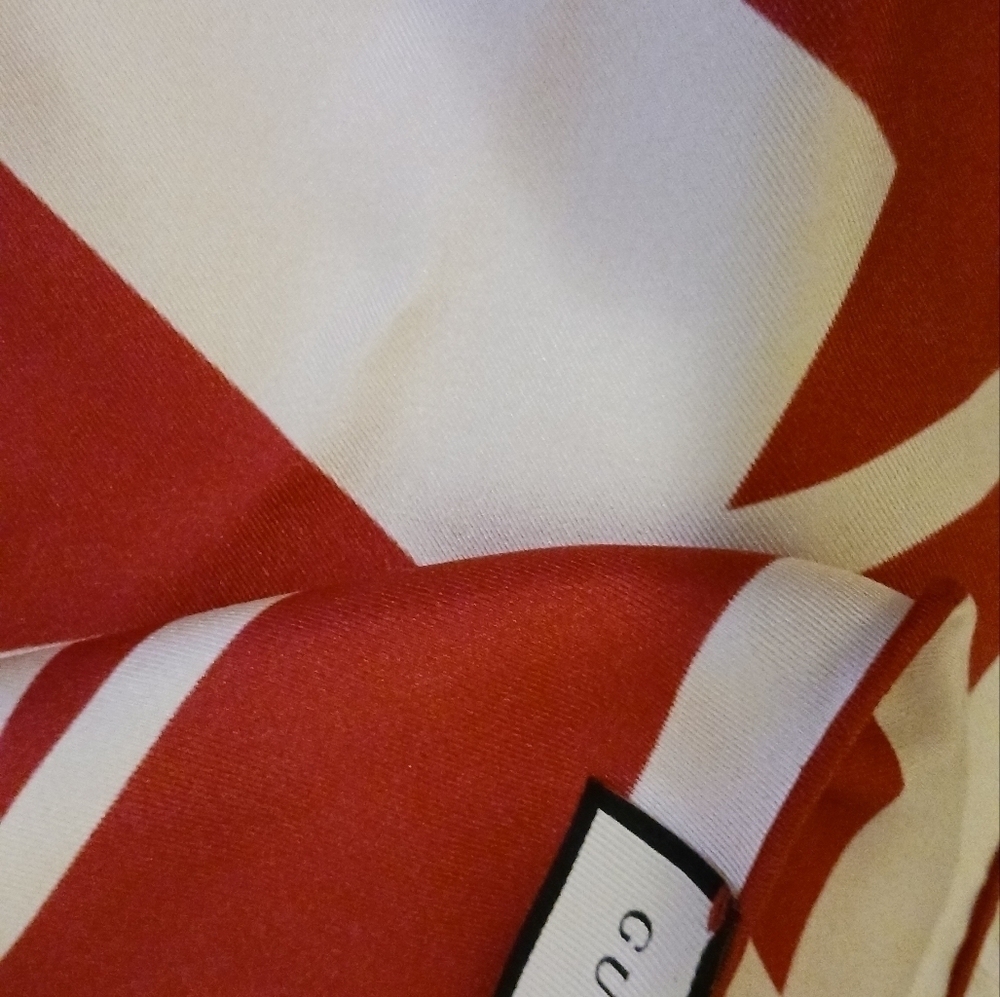 Gucci geometric silk logo scarf - Picture 3 of 8